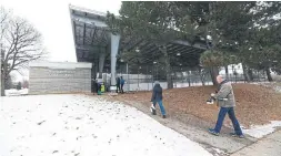  ?? RENÉ JOHNSTON TORONTO STAR ?? The Burnhamtho­rpe Community Centre Outdoor Rink faces demolition in March.