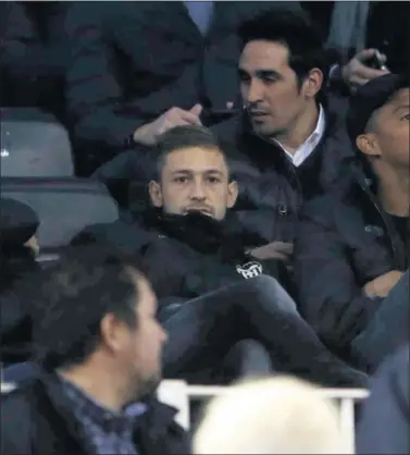  ??  ?? EN EL PALCO. Cartabia le pidió a Voro no jugar y vio en la grada la derrota del Valencia en la Copa.