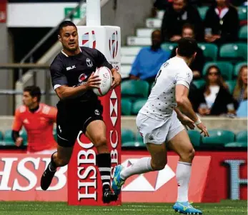  ?? PHOTO: CHARLIE CROWHURST ?? TOUGH START: Jarryd Hayne in action for Fiji during the pool round match against England.
