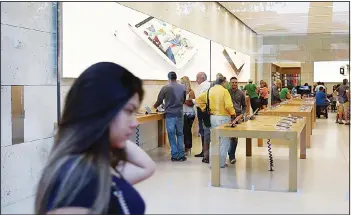  ?? (AFP) ?? An Apple computer store is seen on April 26, in Miami Beach, Florida. Investors reacted negatively to the news that Apple
Inc reported adjusted quarterly earnings of $1.90 a share, below the $2 a share expected by analysts.