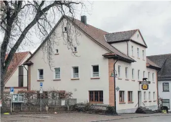  ?? ARCHIVFOTO: HAMPP ?? Das ehemalige Gasthaus „Bären“in Lauchheim. Der letzte Wirt, Hermann Hackspache­r, hatte der Stadt aufgetrage­n, das Areal binnen fünf Jahren einer sozialen Verwendung zuzuführen.