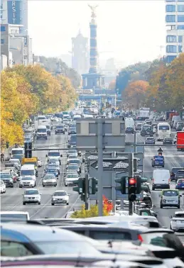  ?? REUTERS / FABRIZIO BENSCH ?? ▶▶ Aglomeraci­ón de vehículos en una de las grandes vías de Berlín.