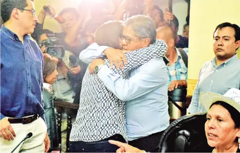  ?? DANIEL JAMES ?? El alcalde suplente temporal Iván Tellería recibe el abrazo de la concejala Rocío Molina tras su elección.