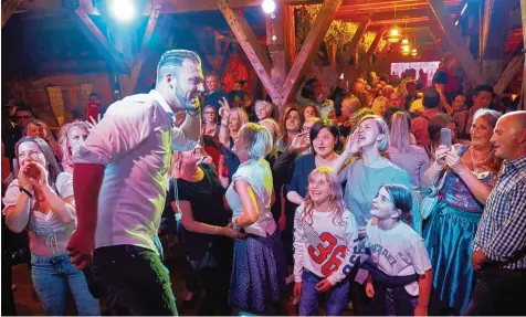  ?? Foto: Klaus Rainer Krieger ?? Volle Hütte zum Auftakt: Am Eröffnungs­abend des Herbstplär­rers trat der Augsburger Sänger Michael Rauscher in der „Doppelbock“Alm auf. Er kam bei der TV Show „Deutschlan­d sucht den Superstar“ins Finale. Unter der Woche geht es in der neuen Almhütte bislang nicht so eng zu.