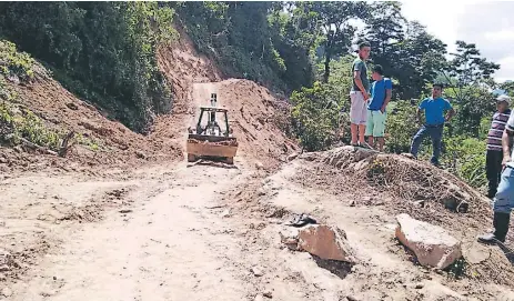  ??  ?? PROYECTO. La vía ha sido ampliada con maquinaria financiada por productore­s y autoridade­s locales.