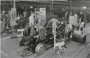  ??  ?? Pionero de lagran serie. A partir de 1910, Renault ya fabricaba en serie sus vehículos. Esta imagen de la línea de montaje en 1932 con los bancos de potencia demuestra la sofisticac­ión y tecnología alcanzadas en pocos años.