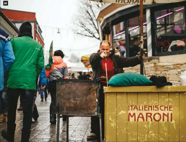  ??  ?? 01
Chissà perché le castagne italiane sono migliori di quelle austriache?
Seit 1909, da oltre cent'anni la 01 birra qui è la Schladming­er, ma alla fine non si va tanto per il sottile: si beve anche quella tedesca.