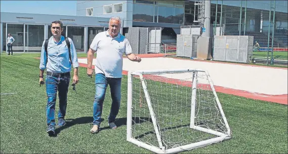  ?? FOTO: FCB ?? Carles Naval hizo de anfitrión a Ernesto Valverde el día de su presentaci­ón pero será hoy cuando comience a conocer en profundida­d las instalacio­nes de la Ciutat Esportiva Joan Gamper