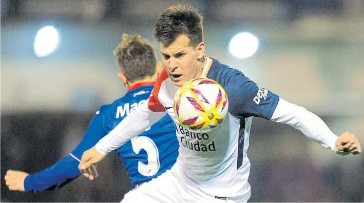  ?? JUANO TESONE ?? El Príncipe. Nicolás Reniero y la pelota. El delantero de San Lorenzo jugó un partido interesant­e y convirtió el gol del empate, aprovechan­do el grosero error de Canuto.