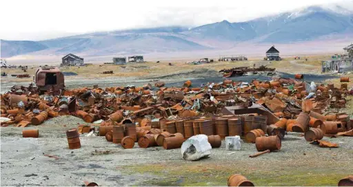  ?? (DR) ?? Photo de la station de recherche soviétique abandonnée de Wrangel. Réputée pour avoir accueilli la dernière colonie de mammouths de la planète, l’île russe est la destinatio­n en août 2011 d’une expédition où se retrouvero­nt Pascal Broulis, Géraldine Savary et le milliardai­re Frederik Paulsen.