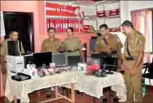  ??  ?? A police team under OIC Crime Investigat­ions Branch Ravindra Pushpakuma­ra and SI Upendra Jayalath conducted investigat­ions on the instructio­ns of HQI Matugama Nandasena Ratnapura and ASP Sunil Piyaratne