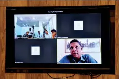  ?? PIC BY NISAL BADUGE ?? A video conference with Dr. Vijith Gunasekera who is based in UK (Bottom right corner) with local journalist­s (Top left corner)