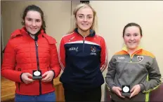  ??  ?? Siobhan Keane and Noreen Doody pictured with Cork Senior Footballer Beatrice Casey at the Araglen Desmonds Buí Football Team Medals Presentati­on event in Kiskeam Community Centre.