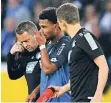  ?? FOTOS: DPA ?? Gestützt: Hoffenheim­s Gnabry verletzt sich gegen Hannover.