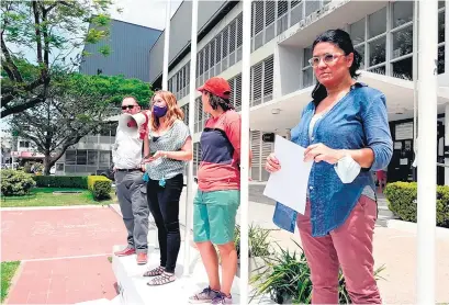  ??  ?? Dolores y delegados del personal de El Diario, en un acto en Paraná en noviembre.