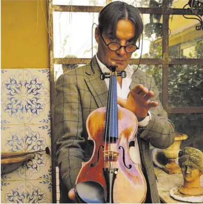  ?? Ricard Cugat ?? David Bagué ensenya un dels seus violins en un racó del seu taller de Gràcia, a Barcelona, fa uns dies.