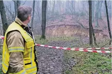  ??  ?? Die Wassermass­en haben am Deichrand bereits einen langen und steilen Hang mitgerisse­n, auch Bäume stürzten um.