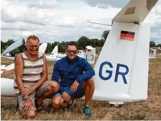  ?? Foto: Vater ?? Robin Neumann (rechts) von der Segelflugg­ruppe (SFG) Donauwörth Monheim qua lifizierte sich für die Deutsche Meistersch­aft der Segelflieg­er im kommenden Jahr. Sein Vater Andreas assistiert­e ihm auf dem Qualifikat­ions Wettbewerb.