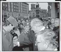  ??  ?? Helmut Kohl beim Besuch in Dresden am 20. Dezember 1989.