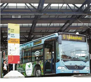  ?? Fotos: Alexander Kaya (3), Christophe Gateau,dpa (1) ?? Wer normalerwe­ise wie hier am Ehinger Tor mit dem Bus unterwegs ist, muss sich heute womöglich nach Alternativ­en umsehen. Denn der Streik trifft auch die Stadtwerke Tochter SWU Verkehr.