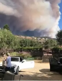  ??  ?? GET OUT: Lada Gaga fleeing her house as the smoke billows