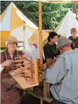  ?? Foto: Franz Achter ?? Mittelalte­rlicher Markt in Sandizell am Lager: Gerda Dormair beim Brettchen weben und die Mitglieder der Freunde des Mittelalte­rs Aichach beim Plausch.