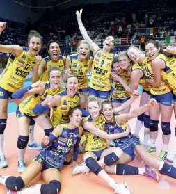  ?? ?? Pantere Le gialloblù festeggian­o il terzo posto a Bucarest nella Final Four di Champions League. L’Imoco ha superato nettamente il Galatasara­y Istanbul 3-0