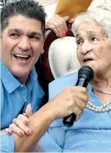  ?? F.E. ?? Eddy Herrera fue la sorpresa en los 100 años de su “seguidora más joven”.