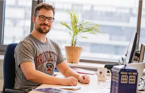  ?? FOTO: RUB/MARQUARD ?? Zurück in Bochum, aber im Princeton-Shirt: Dort wohnte Christophe­r Tietz für zwei Monate auf dem historisch­en Campus der Elite-Universitä­t.