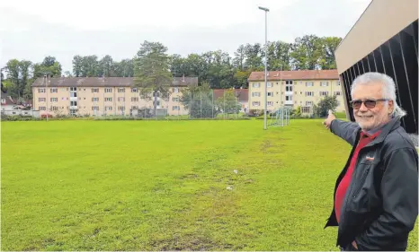  ?? FOTO: MANDY STREICH ?? Um diesen Platz hinter der Halle in der Au, auf den Rolf Münzer zeigt, dreht sich die Vereinbaru­ng. Dort möchte der SC mit seinen American Footballer­n weiterhin trainieren dürfen, ist aber in der kalten Jahreszeit auf das Flutlicht des TSV angewiesen.