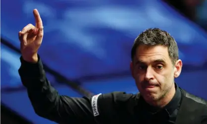  ?? ?? Ronnie O’Sullivan salutes the Crucible crowd during his first-round win against David Gilbert. Photograph: Zac Goodwin/PA
