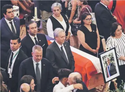  ?? ?? ►
El líder republican­o, José Antonio Kast, junto a la secretaria general, Ruth Hurtado, en el velorio de Sebastián Piñera.