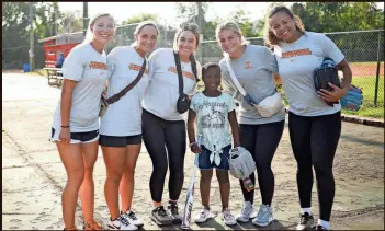  ?? CAITIE MCMEKIN/NEWS SENTINEL ?? Rylie West, far right, and her Tennessee softball teammates pose with Terria Boards, 8, at Girls Inc., on Sept. 19.