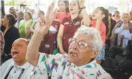  ??  ?? • La gente que se acerca para pedir ayuda a Sheinbaum