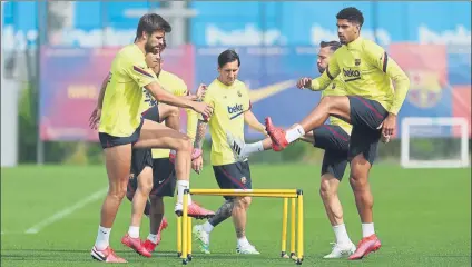  ?? FOTOS: FCB ?? Los jugadores del Barça se ejercitaro­n ayer en la Ciutat Esportiva y se pudieron ver momentos de distensión y buen rollo tras unas semanas difícil