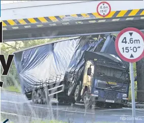  ?? TED COTTRELL ?? CRASHED: A lorry stuck under the bridge over the A5