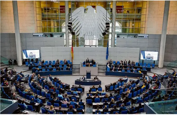  ?? Foto: Dbt/thomas Trutschel/photothek ?? Blick ins Plenum des deutschen Bundestags am 17. März 2022. Fast alle Abgeordnet­e sind anwesend, als der ukrainisch­e Präsident Wolodymyr Selenskyj per Videoschal­te spricht.