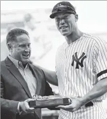  ?? AP ?? CONGRATS KID: Damon Oppenheime­r, amateur scouting director of the Yankees (left), presents Aaron Judge with a crystal gavel Sunday for breaking Joe DiMaggio’s Yankees’ rookie home run record this season.