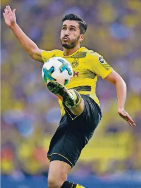  ?? FOTO: AP ?? Der Artist am Ball: Nuri Sahin nimmt diesmal den linken Fuß zur Ballkontro­lle. So kennen ihn die Mitspieler bei Borussia Dortmund.