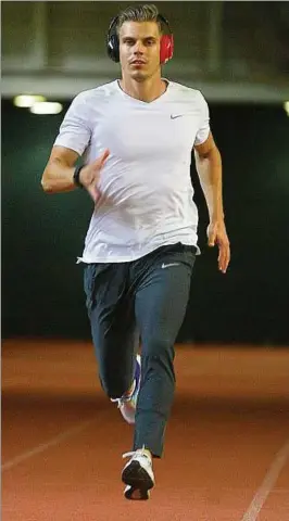  ??  ?? Volle Konzentrat­ion: Der deutsche -Meter-rekordhalt­er Julian Reus startet in Rio gleich dreifach – über  und  Meter sowie in der Staffel. Foto: Mario Gentzel