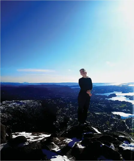  ?? FOTO: MARIANNE MITRONEN ?? Alexandra Dahlberg studerar till läkare i Norge och stortrivs. På bilden står hon högst uppe på berget Ulriken, 643 meter högt, som ligger precis invid sjukhuset där hon jobbar.