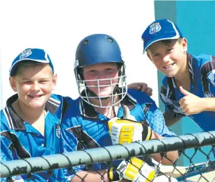  ??  ?? Jack McDopnald (middle) had the backing of teammates Matthew Roberts and Jacob Konstanty as he waited for his turn to bat during the under 14 match against Ellinbank/Warragul; Photograph­s: Paul Cohen.