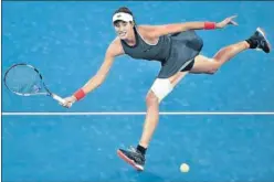  ??  ?? ESFUERZO. Garbiñe Muguruza debió sudar para superar a Linette.