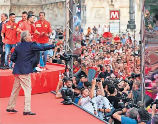  ??  ?? PASADO. Grandes figuras de la historia de Ferrari, como Montezemol­o, acudieron a la celebració­n del 90 aniversari­o de la ‘Scuderia’ en Milán. HORARIOS