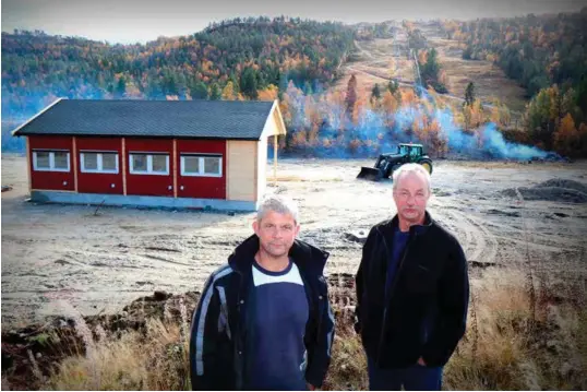  ?? FOTO: KJETIL NYGAARD ?? Tor Inge og Jan Asbjørn Uppstad foran det som blir Setesdals nyeste campingpla­ss. Den ligger cirka 200 meter fra alpinbakke­n.