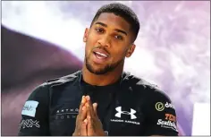  ??  ?? RIBUT: Tyson Furry (kiri) justru tidak fokus pada pertanding­annyamelaw­an Wladimir Klitschko pada 29 April mendatang. Dia justru saling ejek dengan petinju Anthony Joshua yang sama-sama berasal dari Inggris.