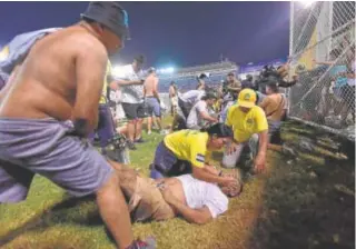  ?? // EFE ?? Aficionado­s atendidos en el estadio Cuscatlán