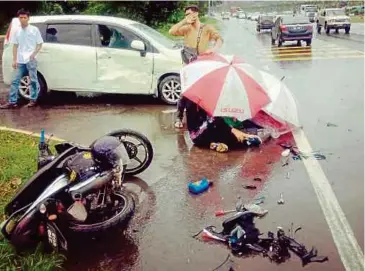  ??  ?? LELAKI maut manakala isterinya parah selepas motosikal yang ditunggang mereka merempuh kereta.