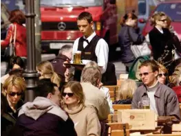  ?? Foto: imago/PEMAX ?? Jobben neben dem Studium: Gefragt sind dabei Restaurant­s, Kneipen und Hotels.