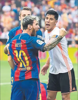  ?? FOTO: PERE PUNTÍ ?? Leo celebra su gol de penalti al Valencia Tanto decisivo en el último suspiro